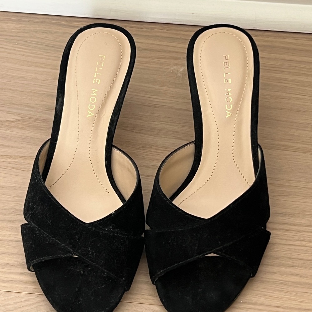 Pelle Moda Black Mules with Elegant Crossed Straps